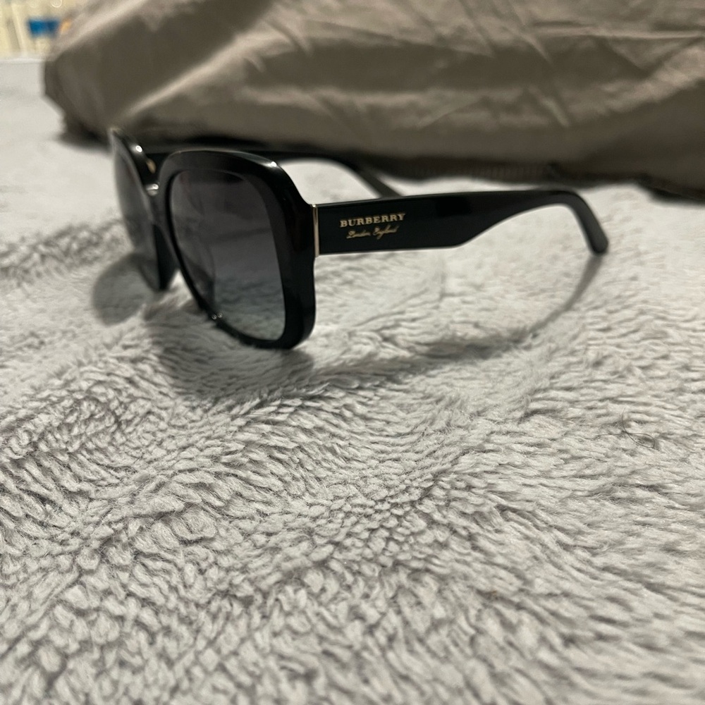 Burberry Black Wayfarer Sunglasses Sleek Design